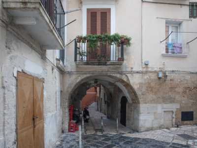 ...cos� intitolata per via della presenza qui, nel 500, delle scuderie dei soldati a cavallo di Bona Sforza